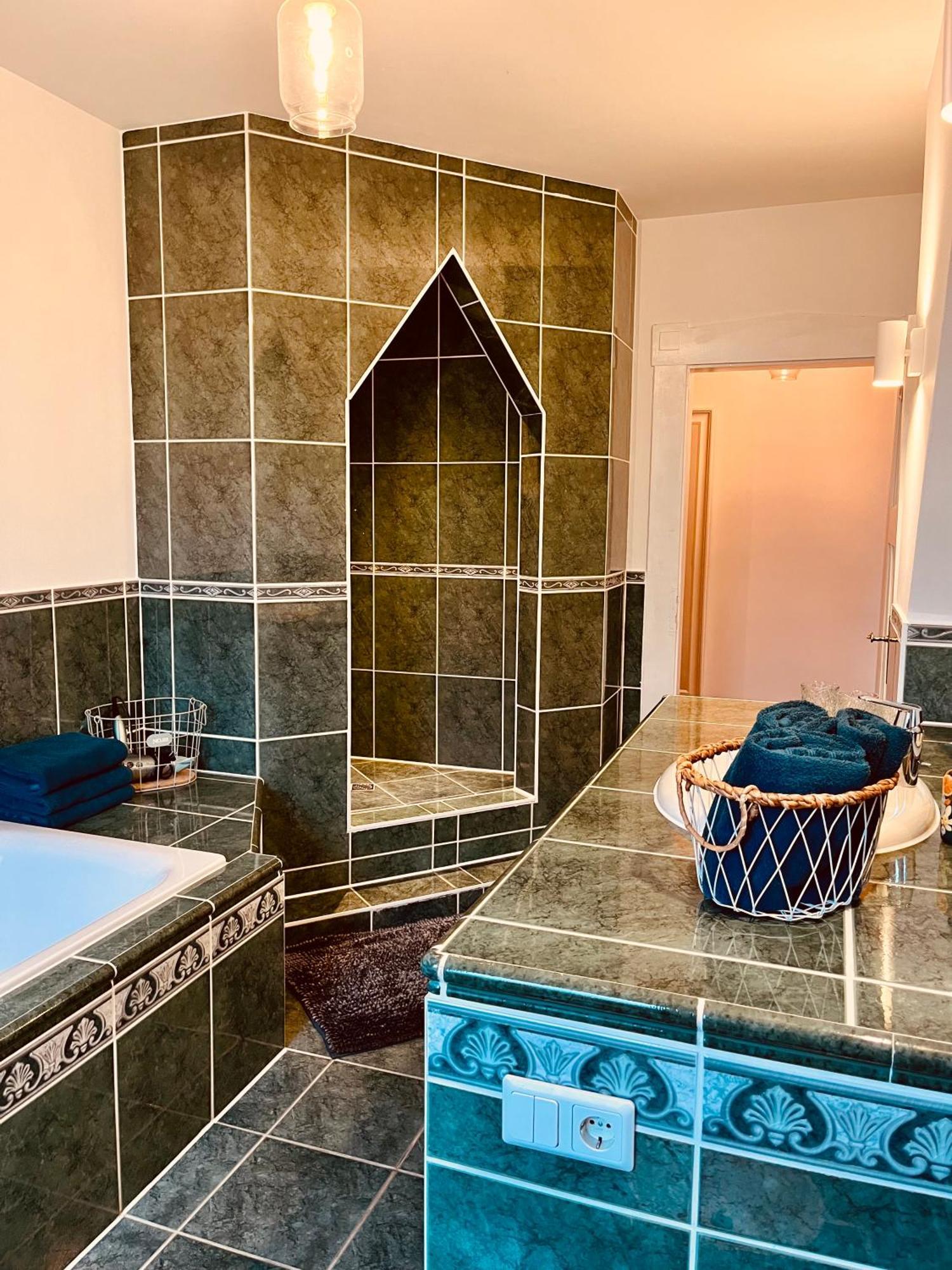 B E D & A G E D E S I G N -Extra Large- Wunderschoene Komplette Wohnung Mit Viel Platz & 4 Schlafzimmer B E D & A G E D E S I G N -Small- Wunderschoenes Zimmer Mit Bad Rechnungserstellung Fuer Geschaeftsreisende & Firmen Hunxe ภายนอก รูปภาพ