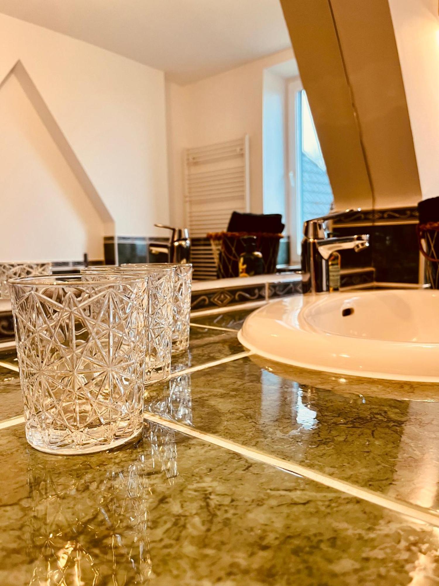 B E D & A G E D E S I G N -Extra Large- Wunderschoene Komplette Wohnung Mit Viel Platz & 4 Schlafzimmer B E D & A G E D E S I G N -Small- Wunderschoenes Zimmer Mit Bad Rechnungserstellung Fuer Geschaeftsreisende & Firmen Hunxe ภายนอก รูปภาพ