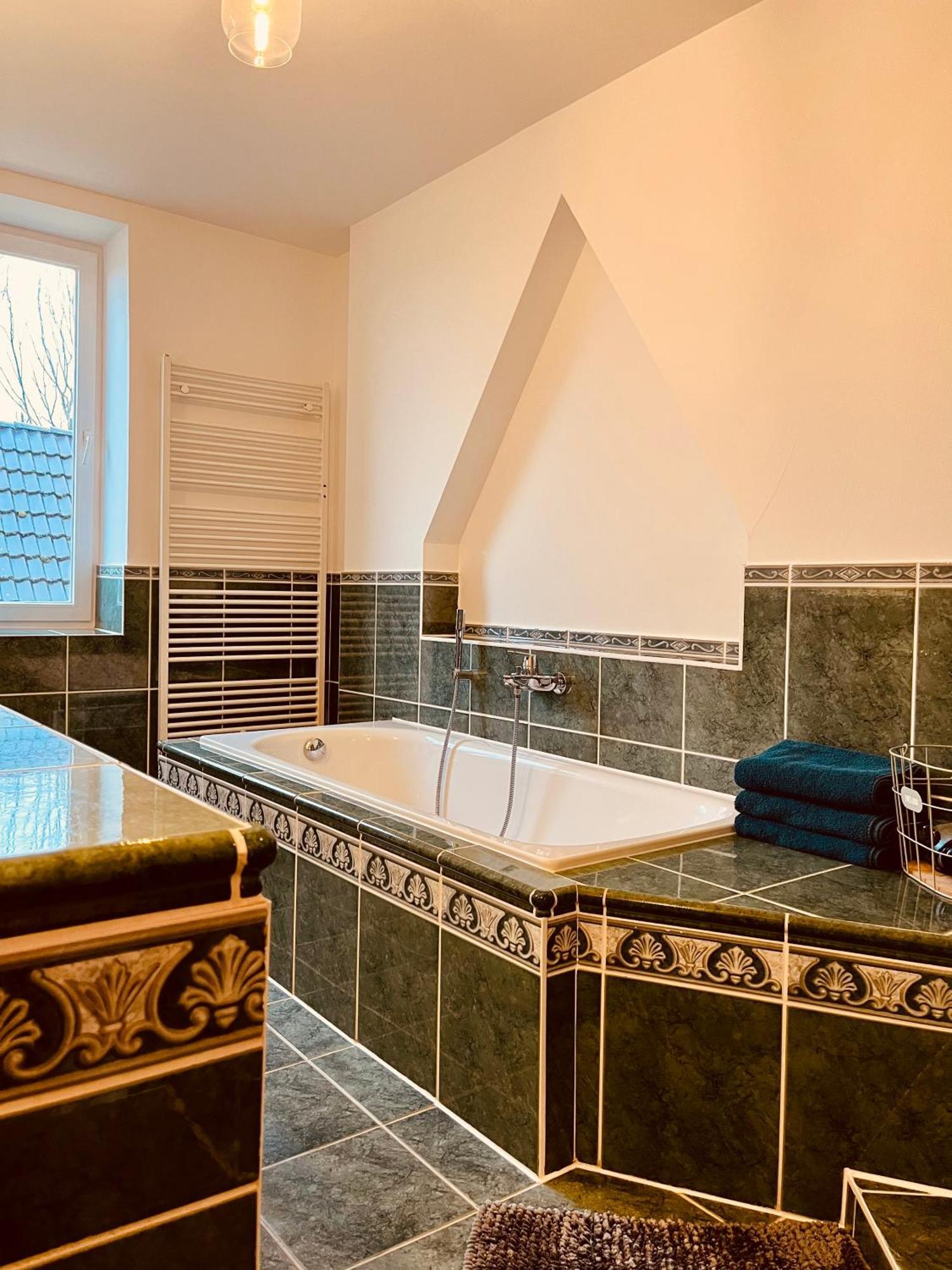 B E D & A G E D E S I G N -Extra Large- Wunderschoene Komplette Wohnung Mit Viel Platz & 4 Schlafzimmer B E D & A G E D E S I G N -Small- Wunderschoenes Zimmer Mit Bad Rechnungserstellung Fuer Geschaeftsreisende & Firmen Hunxe ภายนอก รูปภาพ