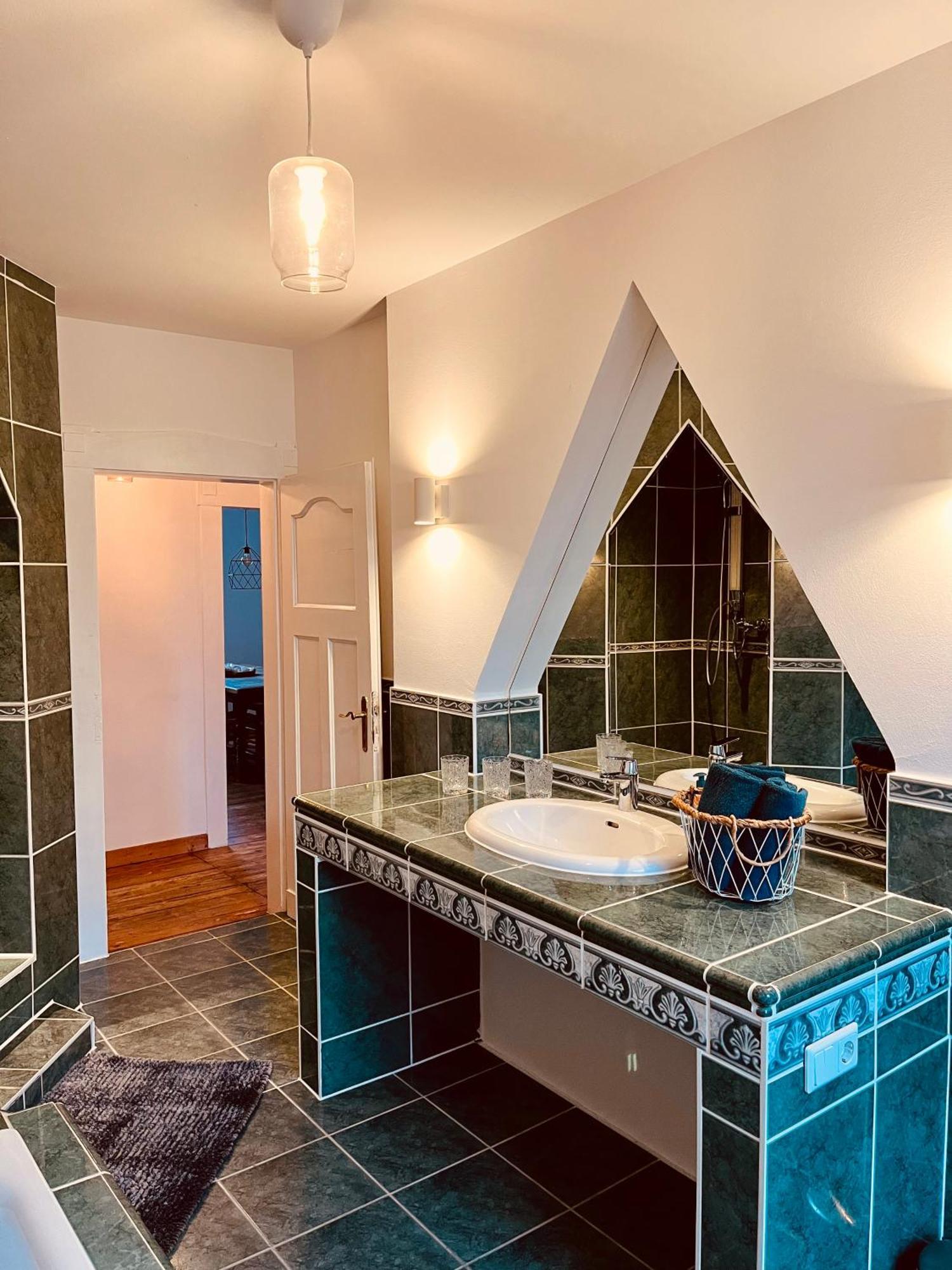 B E D & A G E D E S I G N -Extra Large- Wunderschoene Komplette Wohnung Mit Viel Platz & 4 Schlafzimmer B E D & A G E D E S I G N -Small- Wunderschoenes Zimmer Mit Bad Rechnungserstellung Fuer Geschaeftsreisende & Firmen Hunxe ภายนอก รูปภาพ