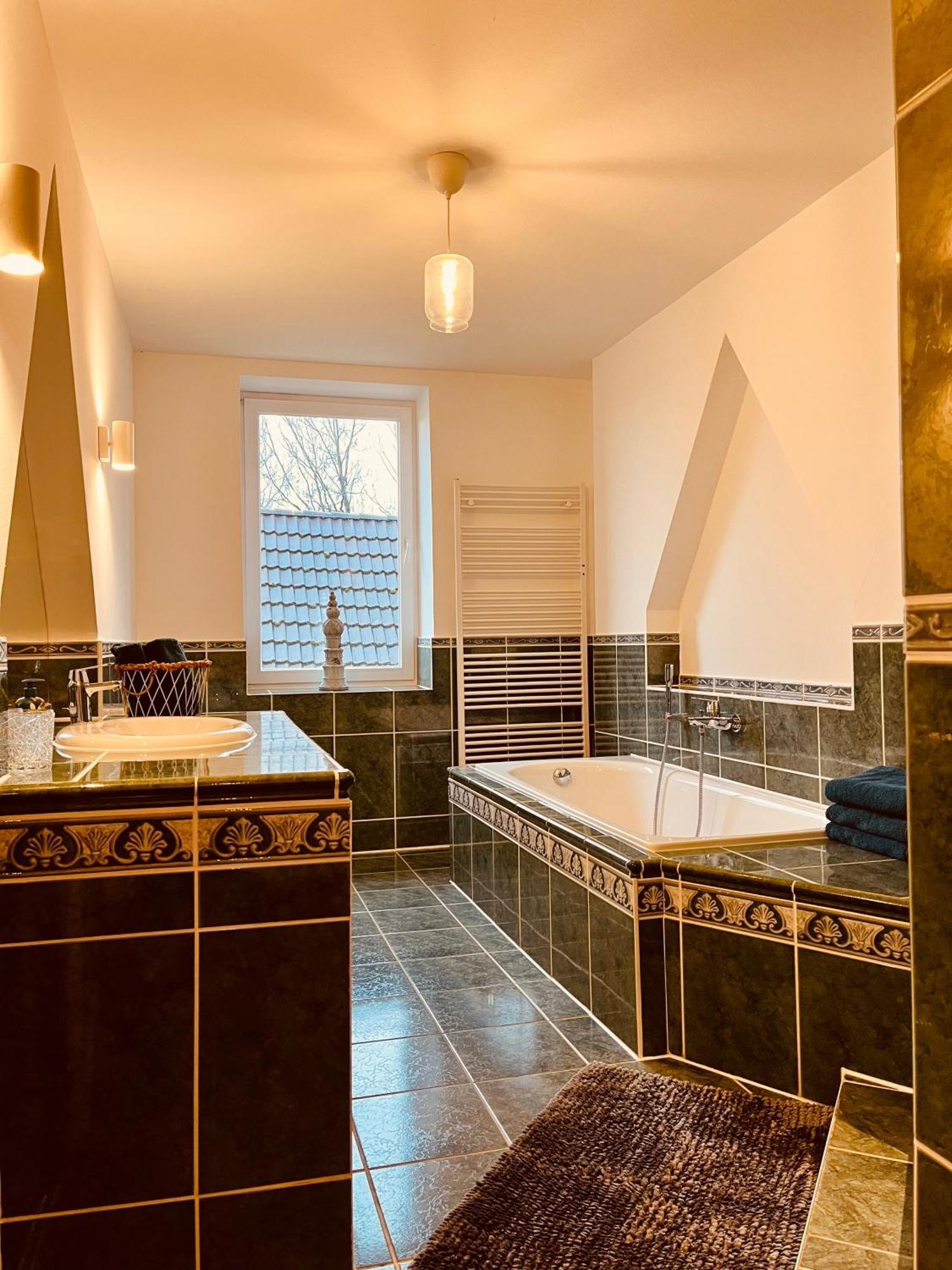 B E D & A G E D E S I G N -Extra Large- Wunderschoene Komplette Wohnung Mit Viel Platz & 4 Schlafzimmer B E D & A G E D E S I G N -Small- Wunderschoenes Zimmer Mit Bad Rechnungserstellung Fuer Geschaeftsreisende & Firmen Hunxe ภายนอก รูปภาพ